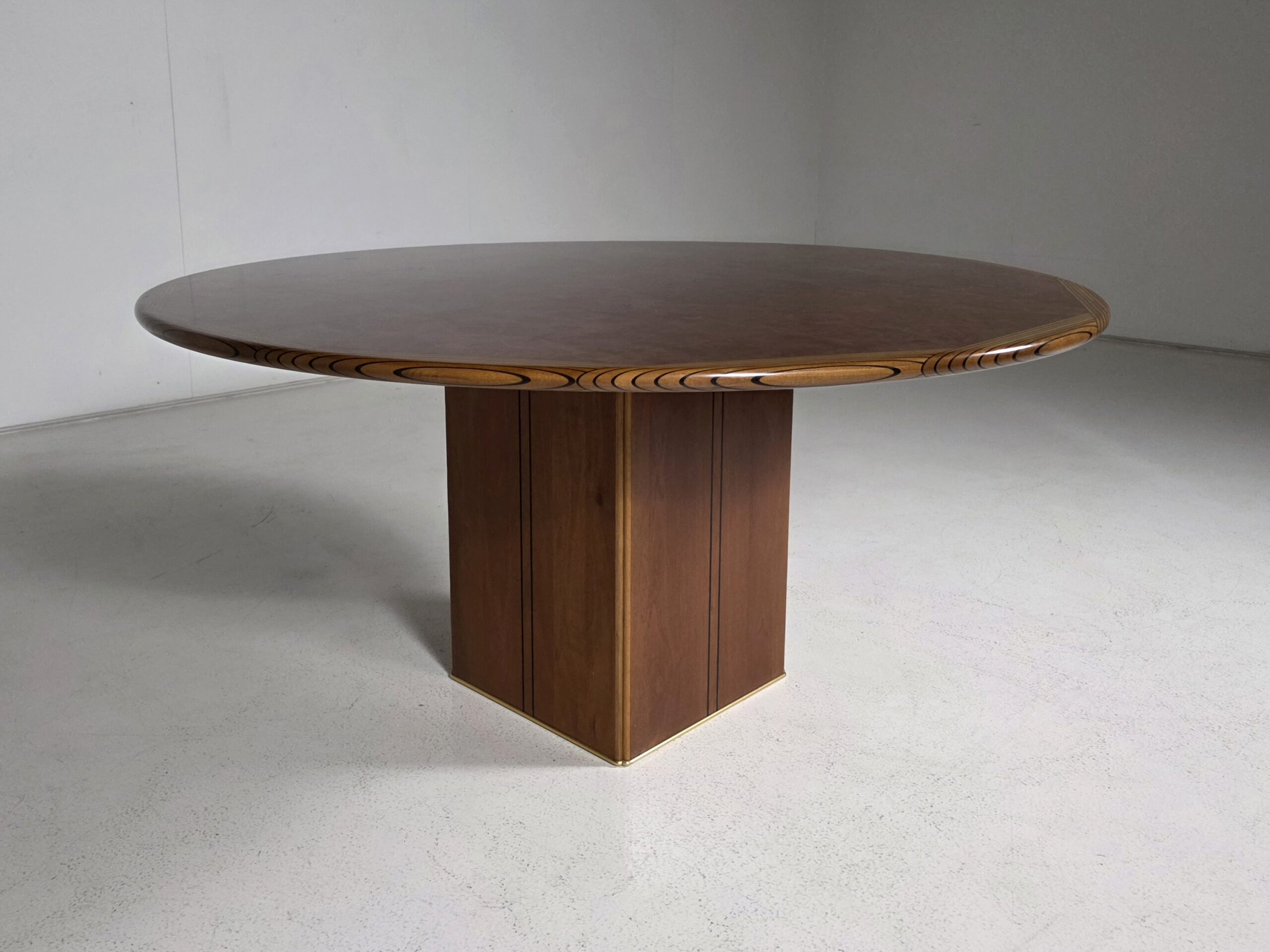 Artona table, Scarpa, Maxalto